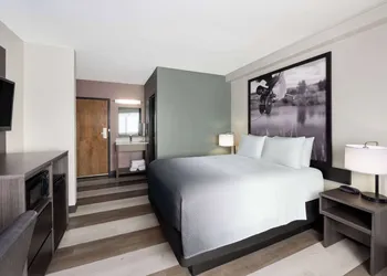 Super 8 by Wyndham Columbus hotel thumbnail 8