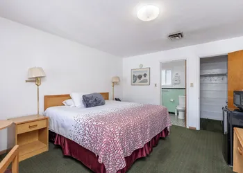 Holiday Motel hotel thumbnail 3