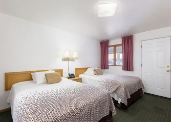 Holiday Motel hotel thumbnail 4