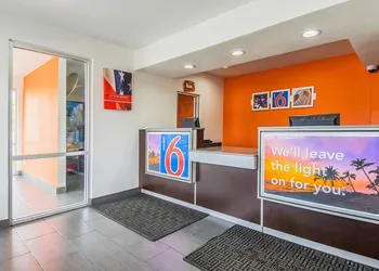 Motel 6-Bakersfield CA - Airport hotel thumbnail 5