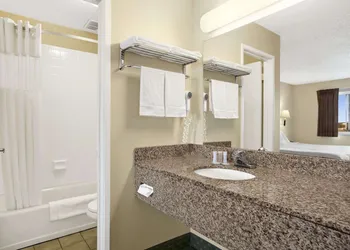Travelodge by Wyndham San Francisco Bay hotel thumbnail 8