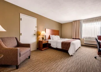 Quality Inn & Suites New Castle hotel thumbnail 3