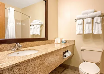 Quality Inn & Suites New Castle hotel thumbnail 5