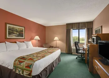 Baymont by Wyndham Sullivan hotel thumbnail 7