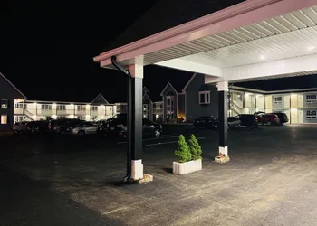 Falls Lodge and Suites hotel thumbnail 2