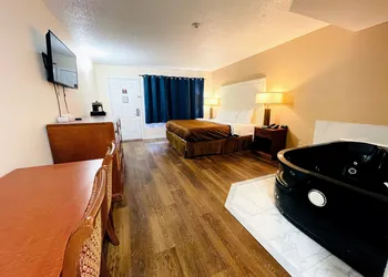 Falls Lodge and Suites hotel thumbnail 3