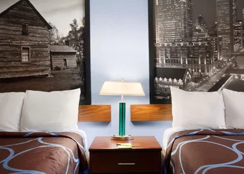 Super 8 by Wyndham Charlotte University hotel thumbnail 3