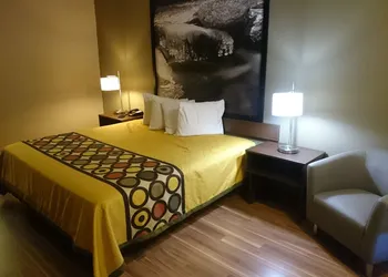 Super 8 by Wyndham Asheville Airport hotel thumbnail 2