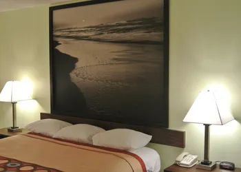 Super 8 by Wyndham Fayetteville hotel thumbnail 2