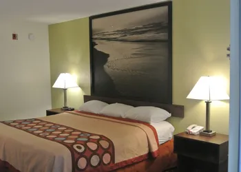 Super 8 by Wyndham Fayetteville hotel thumbnail 3