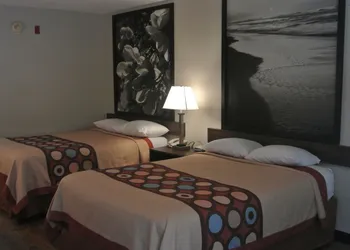 Super 8 by Wyndham Fayetteville hotel thumbnail 4