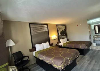 Super 8 by Wyndham Fayetteville hotel thumbnail 6
