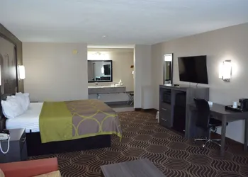 Super 8 by Wyndham Huntersville/Charlotte Area hotel thumbnail 8