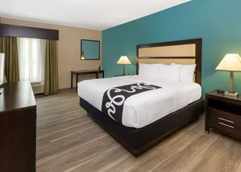 La Quinta Inn & Suites by Wyndham Durant hotel thumbnail 8