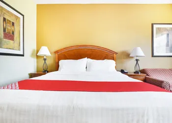 OYO Townhouse Oklahoma City Airport hotel thumbnail 8