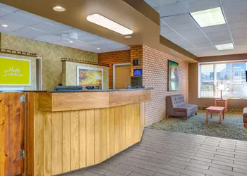 Days Inn by Wyndham Breezewood hotel thumbnail 2