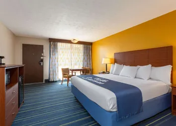Days Inn by Wyndham Breezewood hotel thumbnail 4