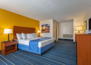 Days Inn by Wyndham Breezewood hotel thumbnail 5