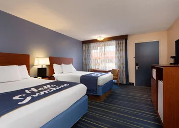Days Inn by Wyndham Breezewood hotel thumbnail 6