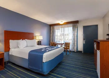 Days Inn by Wyndham Breezewood hotel thumbnail 8