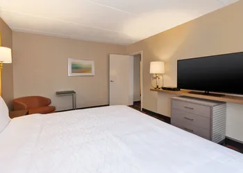 Holiday Inn Westbury - Long Island by IHG hotel thumbnail 4