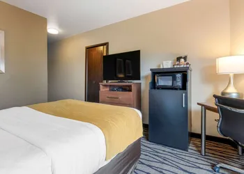 Comfort Inn & Suites Market - Airport hotel thumbnail 4
