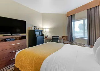 Comfort Inn & Suites Market - Airport hotel thumbnail 6