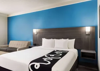La Quinta Inn & Suites by Wyndham Round Rock North hotel thumbnail 7