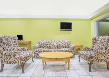 Days Inn by Wyndham Custer hotel thumbnail 2