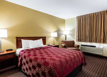 Econo Lodge Inn & Suites Dickson hotel thumbnail 7