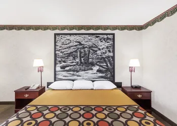 Super 8 by Wyndham Erwin hotel thumbnail 2