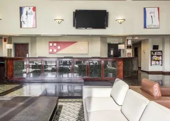 Clarion Hotel & Conference Center Ronkonkoma MacArthur Airport hotel thumbnail 3