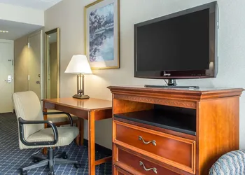 Clarion Hotel & Conference Center Ronkonkoma MacArthur Airport hotel thumbnail 6