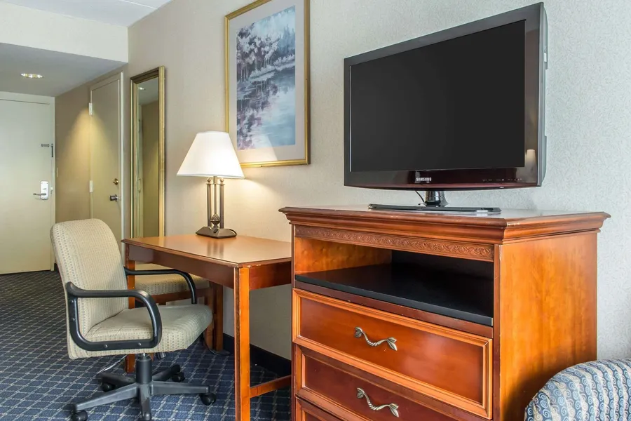 Clarion Hotel & Conference Center Ronkonkoma MacArthur Airport hotel detail image 6