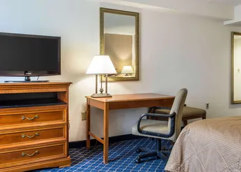 Clarion Hotel & Conference Center Ronkonkoma MacArthur Airport hotel thumbnail 8