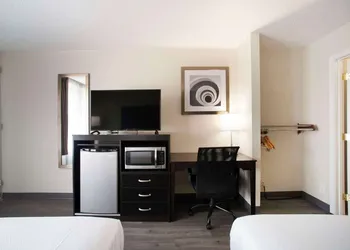 Quality Inn & Suites Vandalia near I-70 and Hwy 51 hotel thumbnail 7