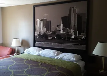 Super 8 by Wyndham Bedford DFW Airport West hotel thumbnail 4