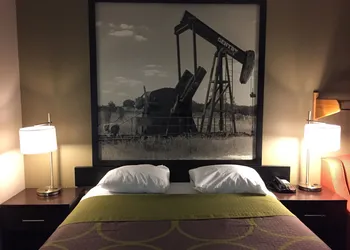 Super 8 by Wyndham Bedford DFW Airport West hotel thumbnail 7