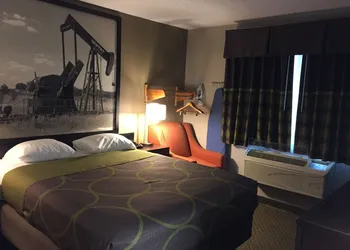 Super 8 by Wyndham Bedford DFW Airport West hotel thumbnail 8