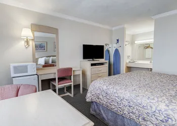 Econo Lodge Van Horn hotel thumbnail 8