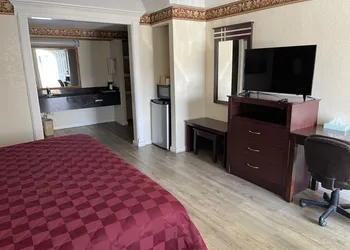 Budget Inn & Suites Shoreline hotel thumbnail 2