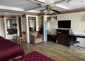 Budget Inn & Suites Shoreline hotel thumbnail 3