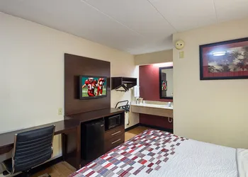 Red Roof Inn Cincinnati East - Beechmont hotel thumbnail 4