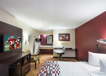 Red Roof Inn Cincinnati East - Beechmont hotel thumbnail 6