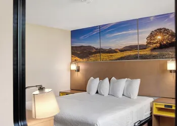 Days Inn by Wyndham Omaha NE hotel thumbnail 8