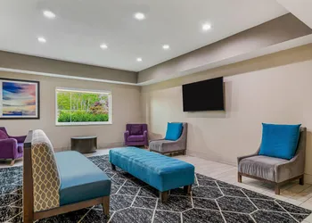 La Quinta Inn & Suites by Wyndham Batavia hotel thumbnail 4