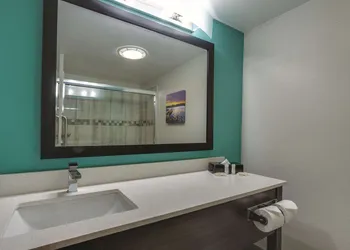 La Quinta Inn & Suites by Wyndham Batavia hotel thumbnail 7