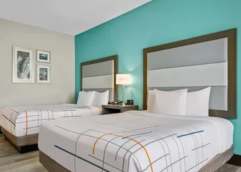 La Quinta Inn & Suites by Wyndham Batavia hotel thumbnail 8