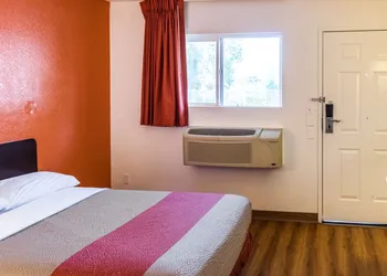 Motel 6 Bakersfield, CA - Convention Center hotel thumbnail 8