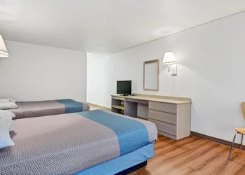 Big Springs Inn hotel thumbnail 6
